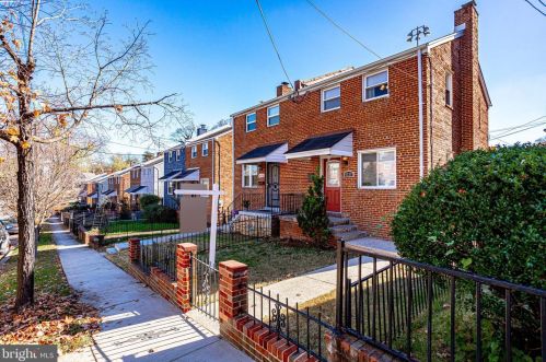 4237 Hildreth St, Washington, DC 20019-4937