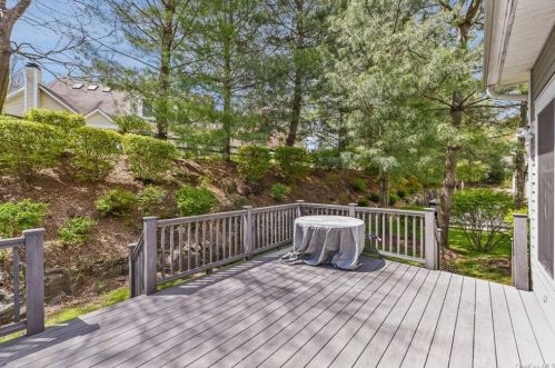 19 Caruso Pl, Armonk NY 10504-1366 exterior