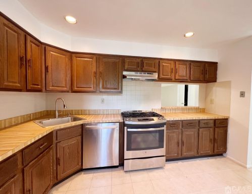 307 Constitution Cir, New Brunswick NJ  08902-3522 exterior