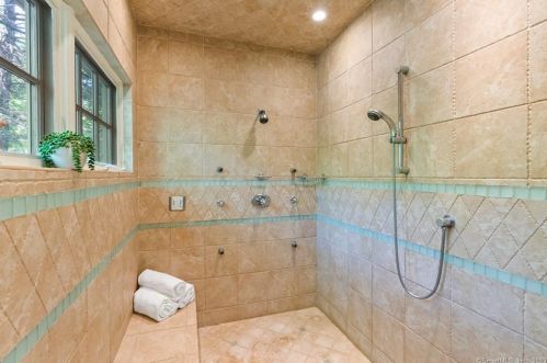 2 Thatcher Ter, Farmington CT 06032-1566 exterior