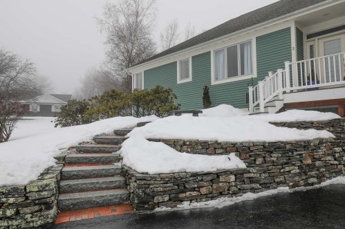 2 Fairview Dr, Concord NH 03301-6917 exterior