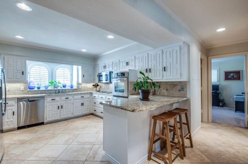 10727 Cox Ln, Dallas TX 75229-5211 exterior