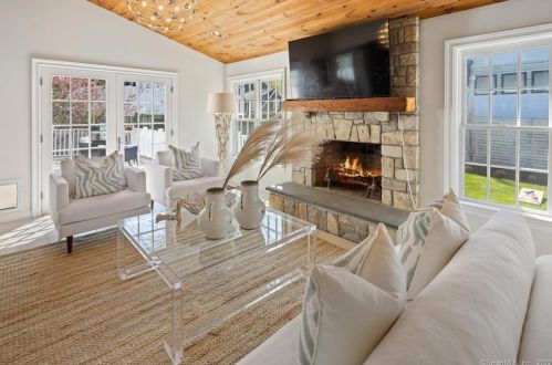 42 Danbury Ave, Westport CT  06880-6821 exterior