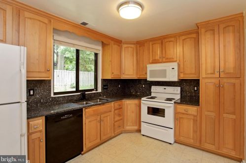 6803 Vantage Dr, Alexandria VA  22306-1240 exterior