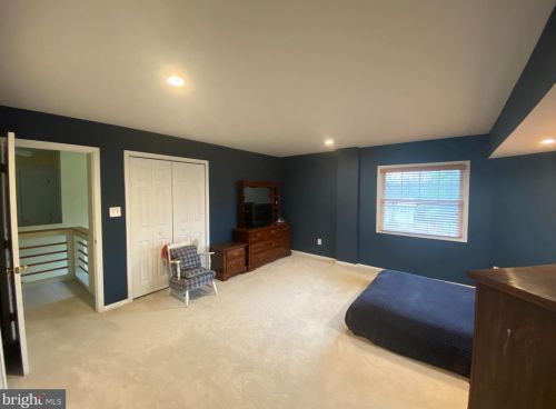 1002 Monroe St, Herndon VA 20170-3211 exterior