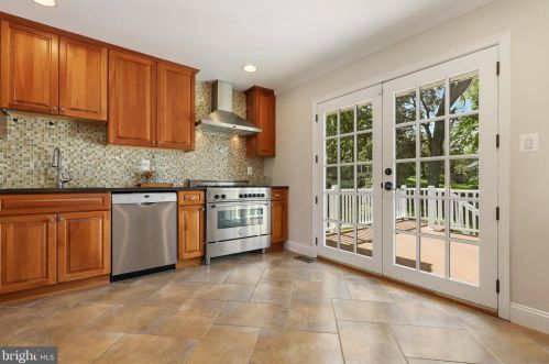 6527 Divine St, Mc Lean VA 22101-4623 exterior