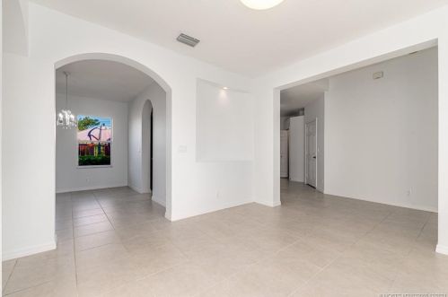 1131 Haleyberry Ave, Fort Pierce FL 34953-6832 exterior