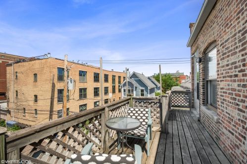 1014 Barry Ave, Chicago IL  60657-4310 exterior