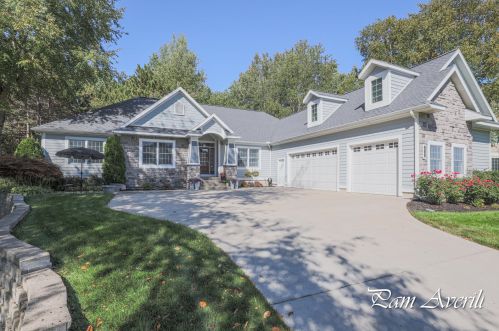 42 Boulder Dr, Meskegon, MI 49444-7743