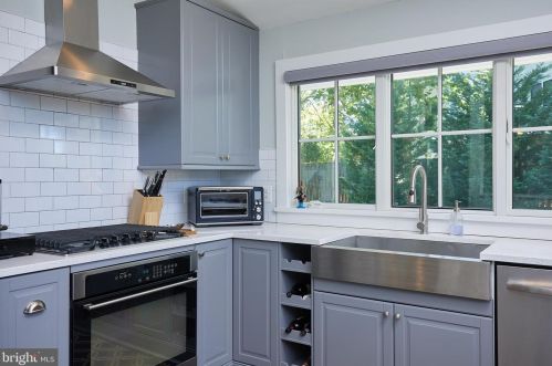 6825 Old Chesterbrook Rd, Mc Lean VA 22101-4408 exterior