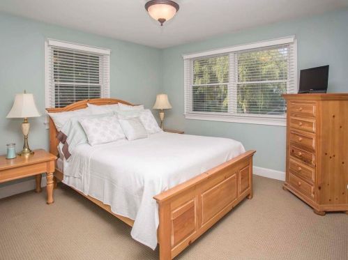 151 Allston Ave, Middletown RI 02842-5803 exterior