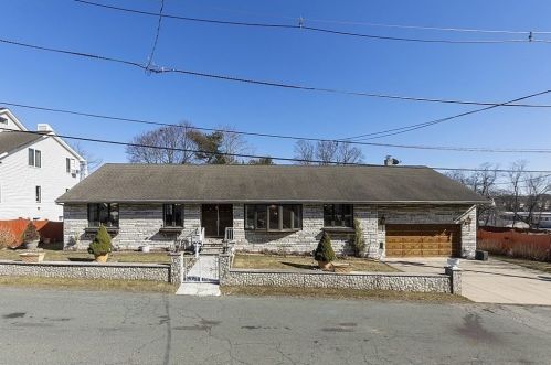 6 Walker Rd, Peabody MA 01960-5421 exterior