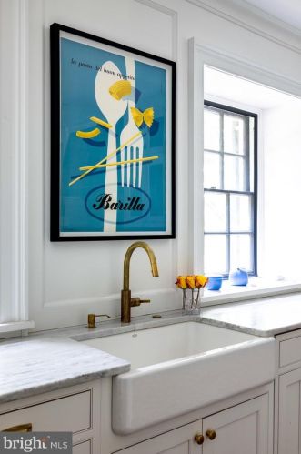 104 Mermaid Ln, Philadelphia PA 19118-3246 exterior