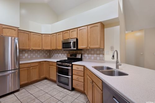 2088 Jordan Villa Dr, Taylorsville UT 84088-6703 exterior