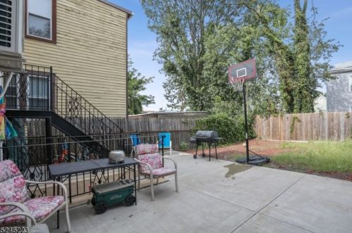 20 Grv Ter, Irvington NJ 07111-2722 exterior