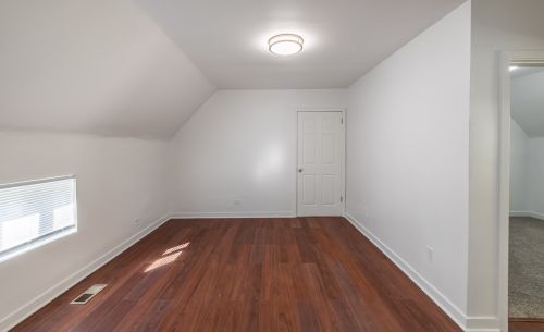 8542 Oglesby Ave, Chicago IL 60617-5251 exterior