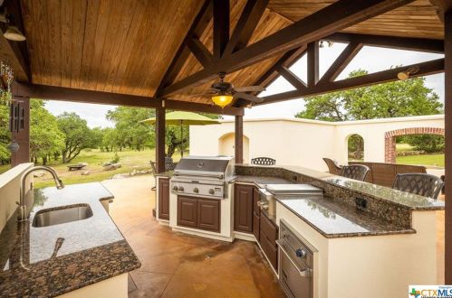 385 Mystic Pkwy, Spring Branch TX 78070-5267 exterior