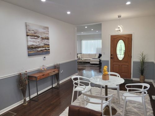 8232 Luella Ave, Chicago, IL 60617-1842