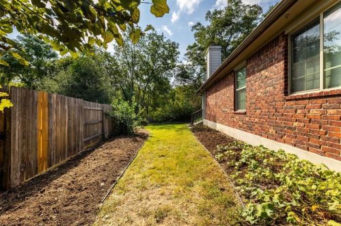 6928 Bay City Bnd, Austin TX 78725-2938 exterior