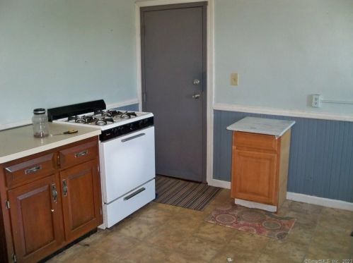 104 Meadow St, Wallingford CT 06492-3614 exterior