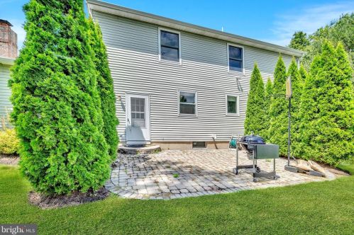 47 Crestwood Dr, Trenton NJ 08690-1936 exterior