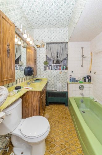 6048 Artesian Ave, Chicago IL 60659-2831 exterior