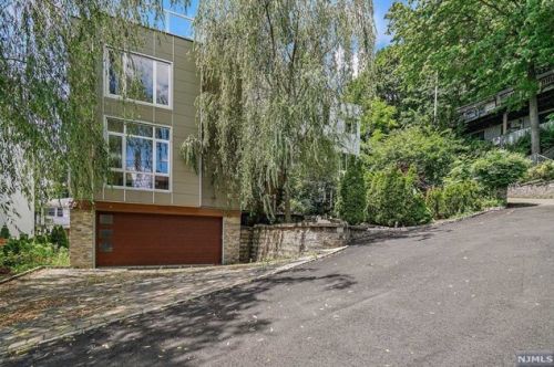 24 Casta Ln, Edgewater, NJ 07020-1504