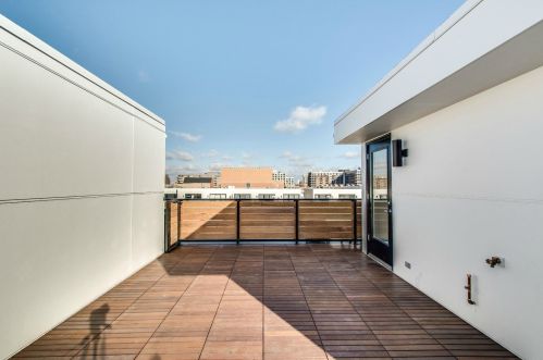 450 Oak St, Chicago IL 60610-7298 exterior