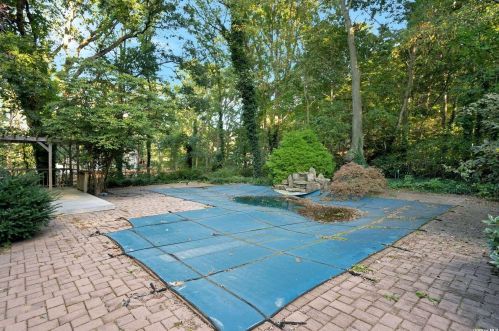 42 Clayton Dr, Huntington Station NY 11746-5503 exterior