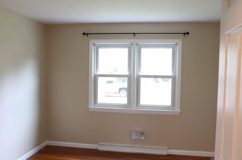 7 Redwood St, Enfield CT 06082-2619 exterior