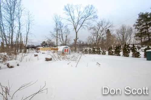 816 Spring St, Sylvan Beach MI 49461-1071 exterior