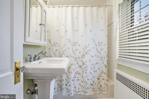 25 Myrtle Ave, Pittsburgh PA 19083-5706 exterior