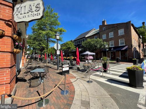 2121 Jamieson Ave, Alexandria VA 22314-5708 exterior