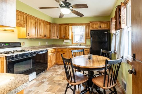 4628 50th St, Milwaukee, WI 53220-4122