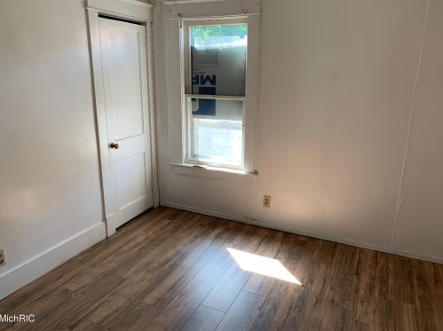 2513 Sanford St, Meskegon MI 49444-1445 exterior