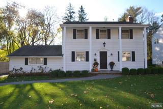 82 Country Club Rd, Tenafly, NJ 07670-2622