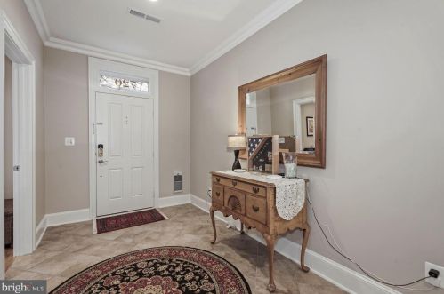 720 Bracey Ln, Alexandria VA  22314-6245 exterior