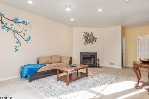 181 Sunshine Dr, Piscataway, NJ 08854-2270