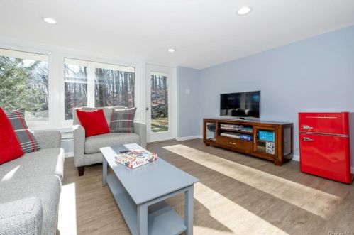 28 Elizabeth Pl, Armonk NY 10504-1425 exterior