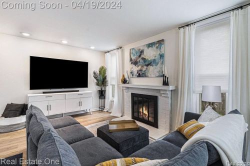 823 Randall Dr, Troy MI  48085-4849 exterior