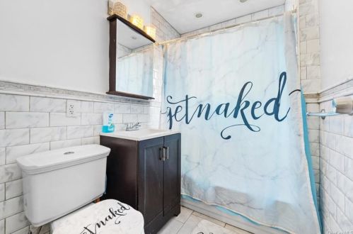 1036 215th St, Bronx NY 10469-1102 exterior