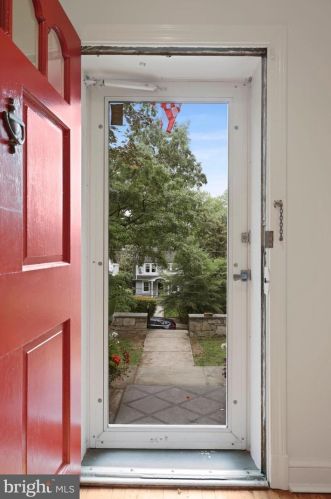 4951 Eskridge Ter, Washington, DC 20016-3442