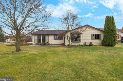 106 Lee Ann Ct, Hanover PA 17331-9560 exterior