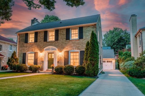 2448 Harding Blvd, Milwaukee, WI 53226-1606