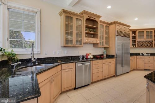 12705 Greenbriar Rd, Rockville MD 20854-6324 exterior