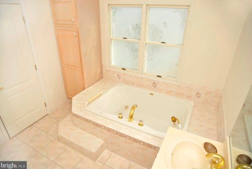 9 Lavender Dr, Princeton NJ 08540-9448 exterior