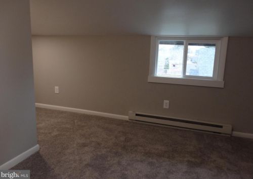 33 Hellertown Ave, Quakertown PA 18951-1727 exterior