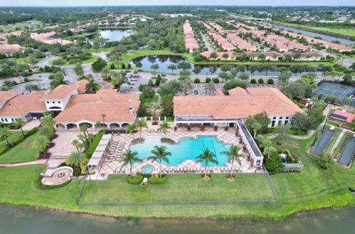 9800 Nuova Way, Fort Pierce FL 34986-2825 exterior