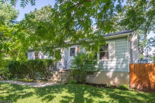 24 Summit Dr, Wantage, NJ 07461-1240