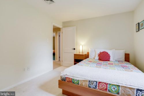 8909 Linton Ln, Alexandria VA 22308-2438 exterior